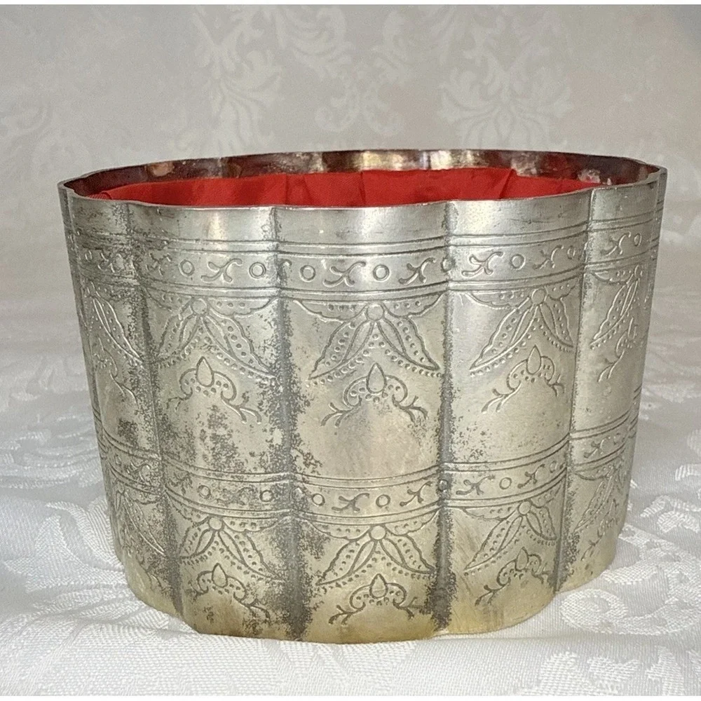 Vintage Silver Plated Scalloped Red Silk Lined Jewelry vanity‎ Box No Lid